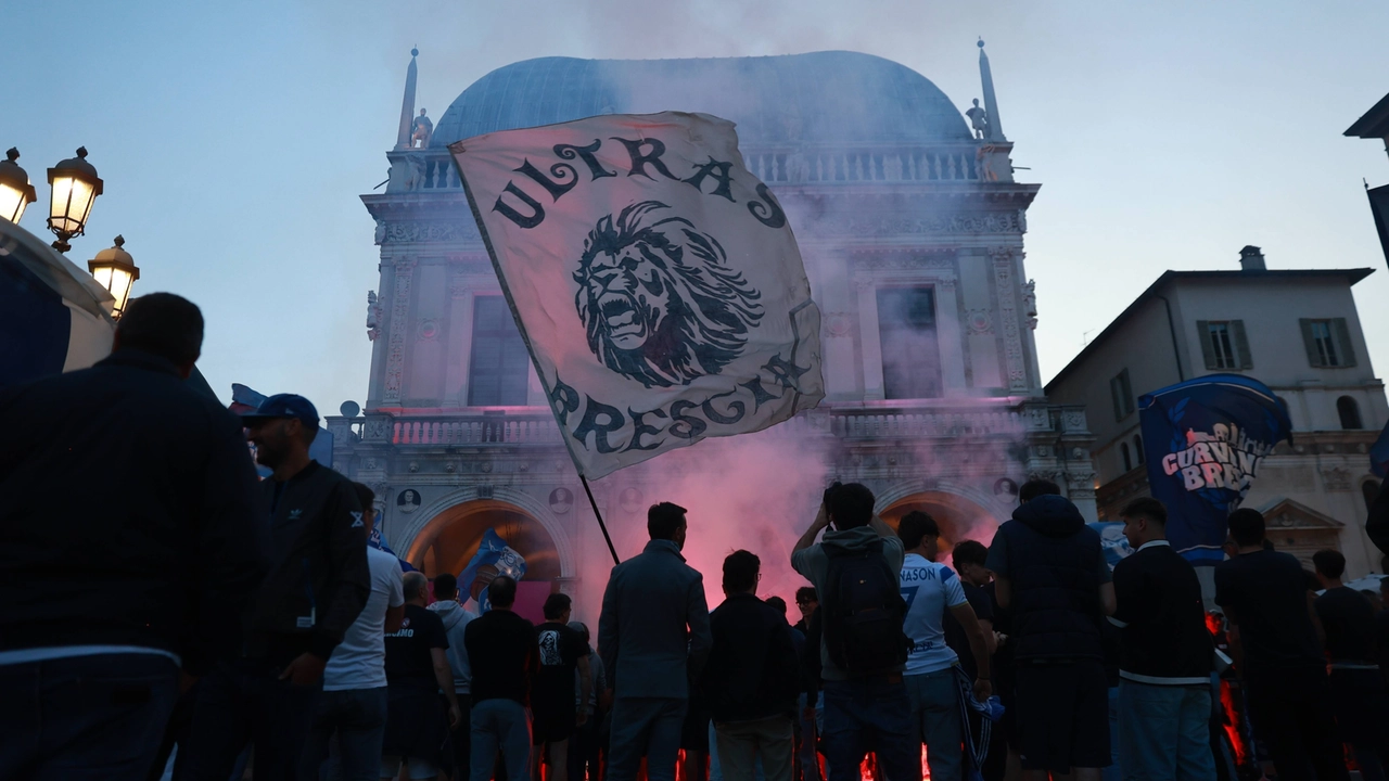 La protesta dei tifosi del Brescia in piazza della Loggia (Venezia)