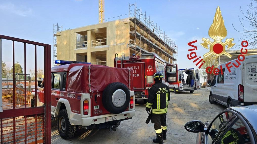 Salvatore Minissale era impegnato in una ristrutturazione a Fino Mornasco nel Comasco. Inutile l’arrivo dell’elisoccorso, il 54enne è deceduto sul colpo: indagini in corso, sentiti i colleghi. Salvatore Minissale era impegnato in una ristrutturazione a Fino Mornasco nel Comasco. Inutile l’arrivo dell’elisoccorso, il 54enne è deceduto sul colpo: indagini in corso, sentiti i colleghi.