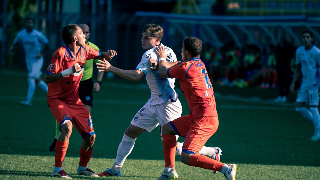 Battaglia per la palla nella sfida del primo turno di Coppa Italia al Rigamonti Ceppi