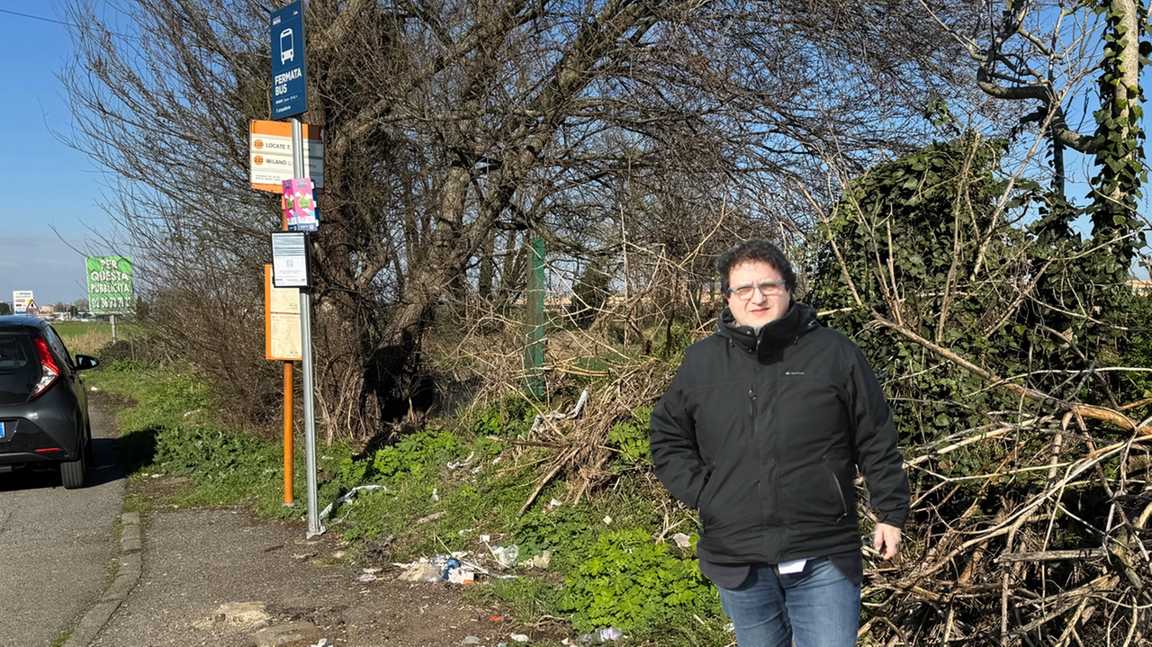Attraversamento pedonale pericoloso pensiline inesistenti o devastate dai vandali I pendolari senza riparo nè sicurezza