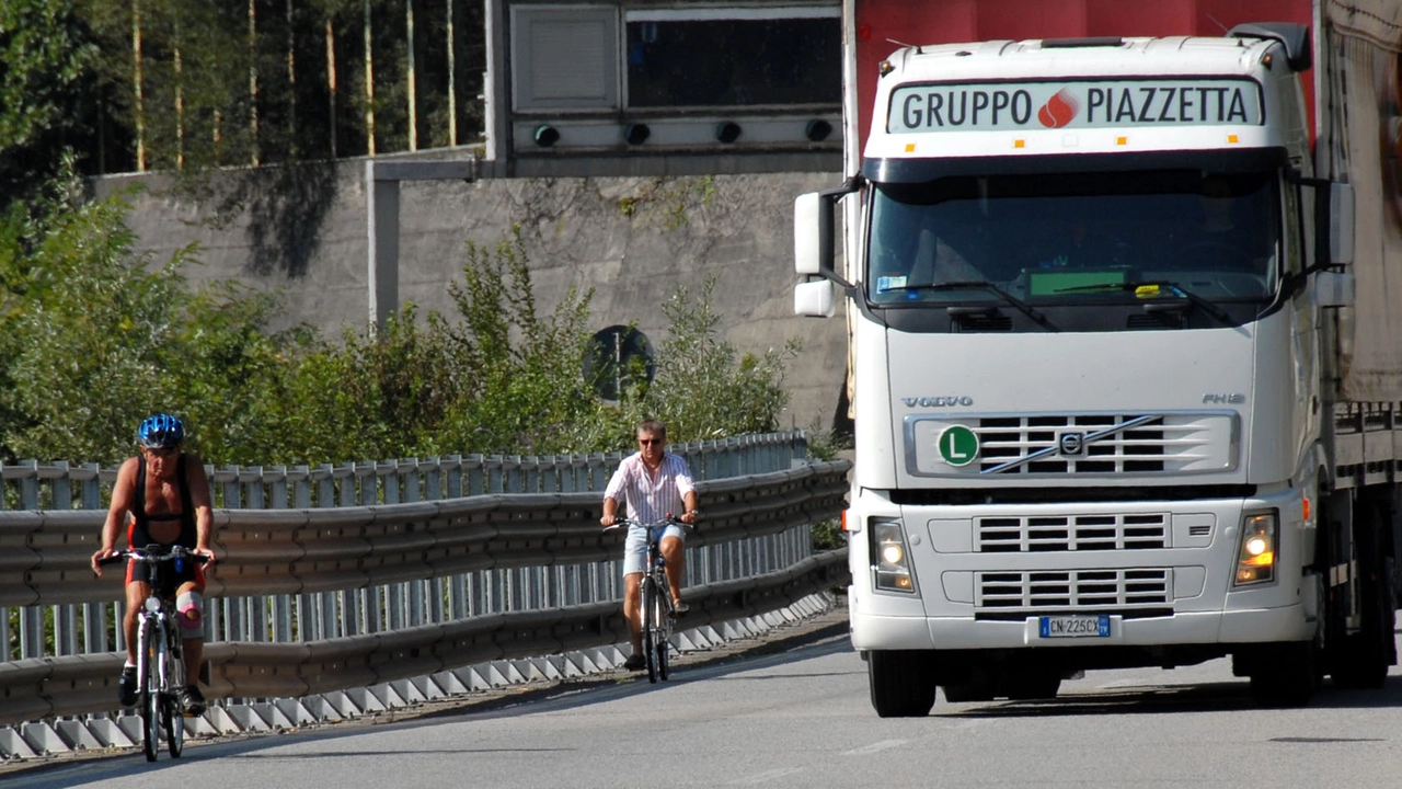 Una scena che si ripete decine di volte al giorno sulla Superstrada 36 nel tratto fra Abbadia Lariana e Lecco Una scena che si ripete decine di volte al giorno sulla Superstrada 36 nel tratto fra Abbadia Lariana e Lecco