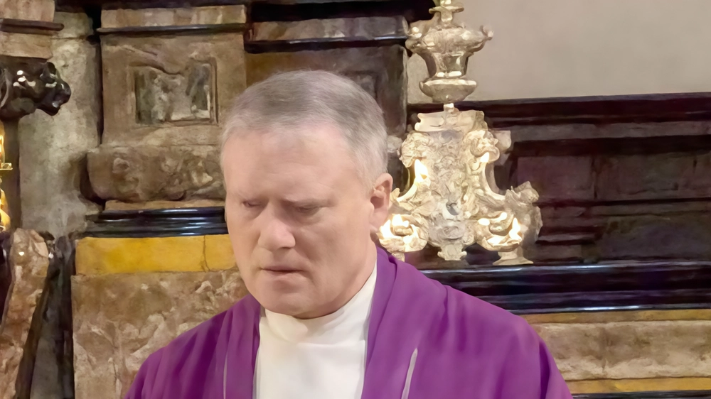 "Abbiamo pensato che un luogo appropriato per ricordarlo fosse proprio qui, dove egli ha vissuto felicemente come parroco, tra la...