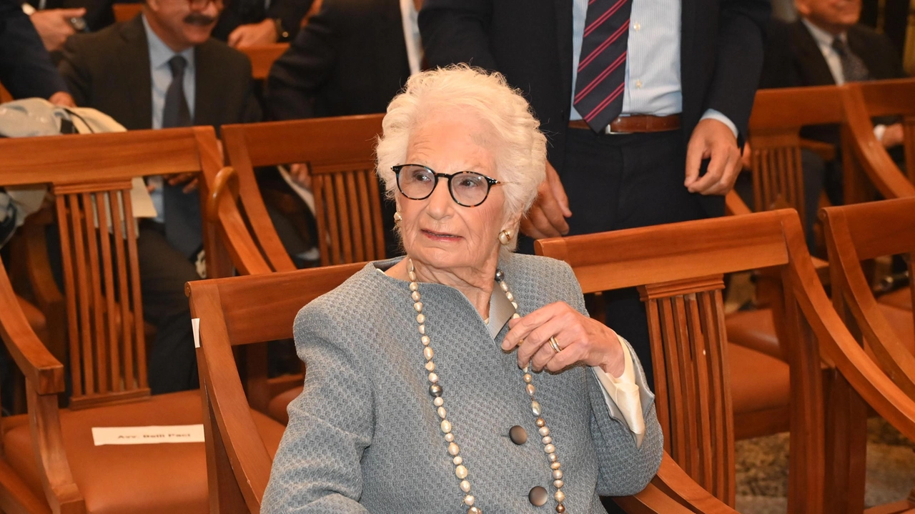 L'articolo riporta la partecipazione di Liliana Segre alla cerimonia di consegna delle onorificenze dell'Ordine al merito della Repubblica italiana a Palazzo Diotti, insieme ad altri premiati per meriti e dedizione al lavoro. L'articolo riporta la partecipazione di Liliana Segre alla cerimonia di consegna delle onorificenze dell'Ordine al merito della Repubblica italiana a Palazzo Diotti, insieme ad altri premiati per meriti e dedizione al lavoro.