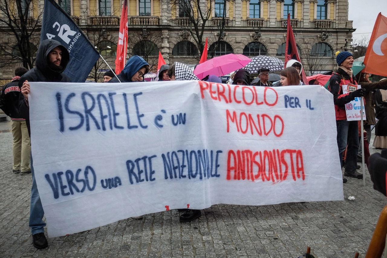 Uno degli striscioni esibiti questo pomeriggio in piazza Castello