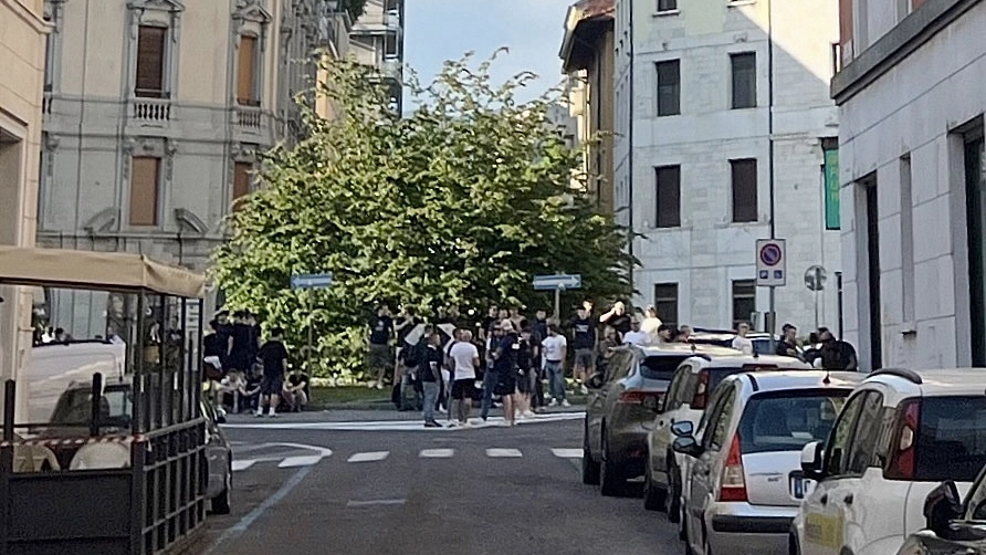 Tifosi arrabbiati fuori dalla sede del Brescia calcio, 18 maggio 2025 (Fotolive) Tifosi arrabbiati fuori dalla sede del Brescia calcio, 18 maggio 2025 (Fotolive)
