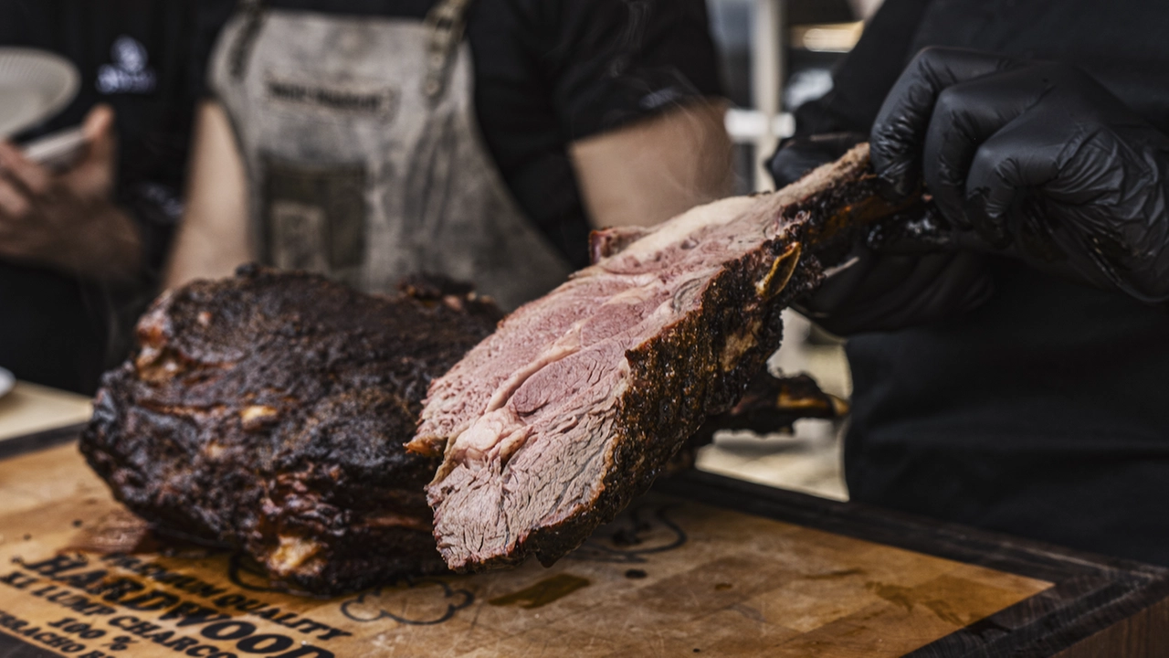 Un taglio di qualità di carne pregiata e l'abilità del grigliatore per il perfetto BBQ (ph. Area Fiera Brescia)
