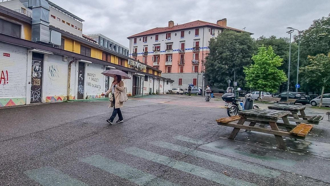 Piazzale Ferrara a Corvetto, riqualificato ma dominato dal degrado: scritte volgari, sporcizia e violenza minano gli sforzi di miglioramento. Commercianti e residenti denunciano problemi di sicurezza. Piazzale Ferrara a Corvetto, riqualificato ma dominato dal degrado: scritte volgari, sporcizia e violenza minano gli sforzi di miglioramento. Commercianti e residenti denunciano problemi di sicurezza.