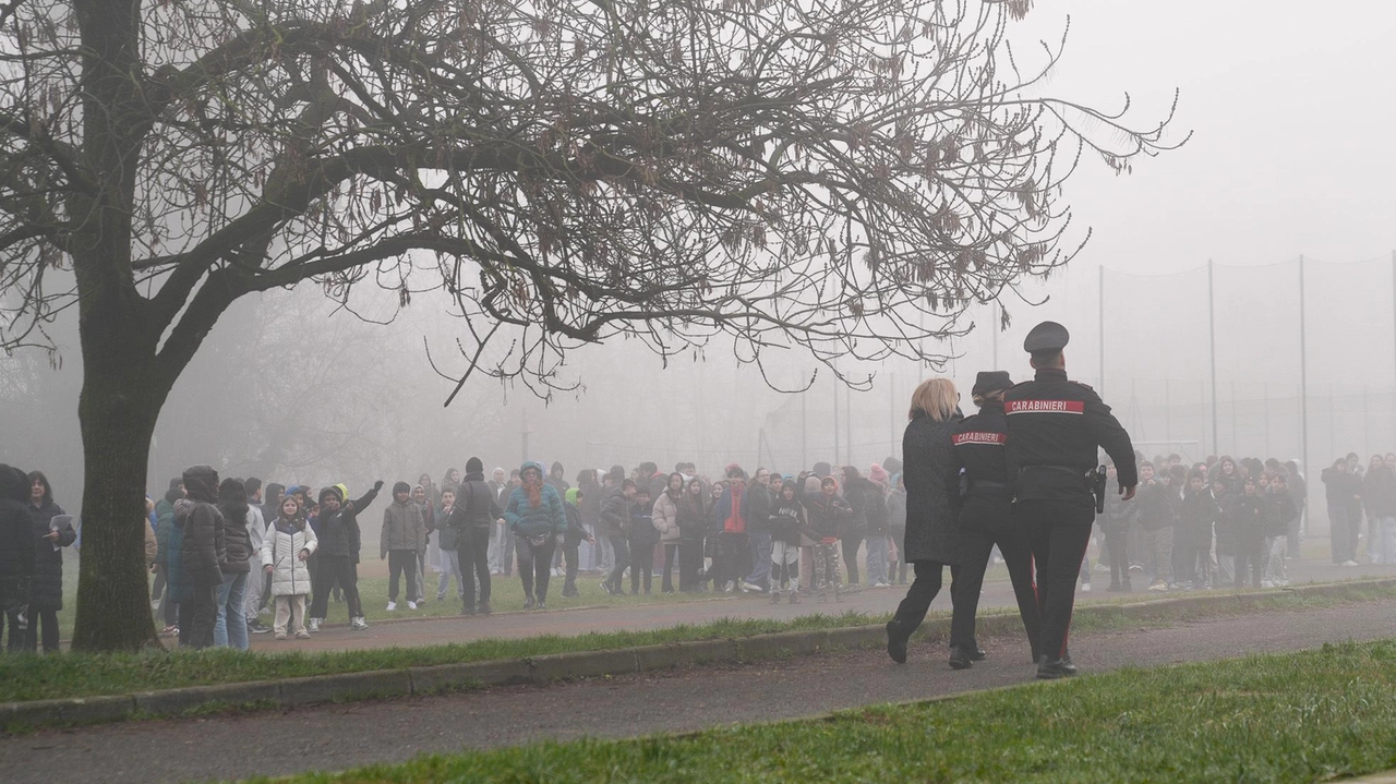 Casalpusterlengo, l’allarme dopo una fiammata da una plafoniera del corridoio. Studenti spostati in cortile per oltre un’ora. Poi le lezioni sono riprese. Casalpusterlengo, l’allarme dopo una fiammata da una plafoniera del corridoio. Studenti spostati in cortile per oltre un’ora. Poi le lezioni sono riprese.