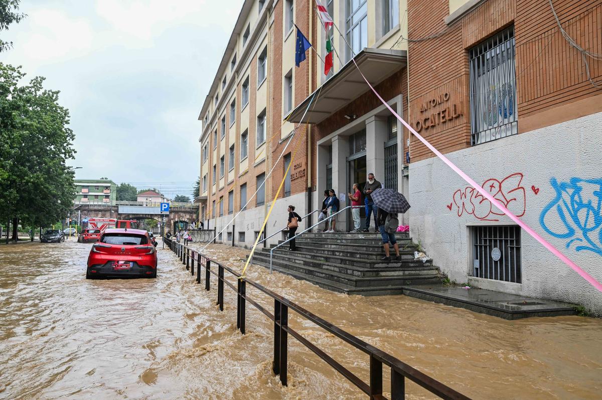 Nubifragio a Milano: bimbi ostaggi a scuola. E non arrivano nemmeno i pasti Nubifragio a Milano: bimbi ostaggi a scuola. E non arrivano nemmeno i pasti