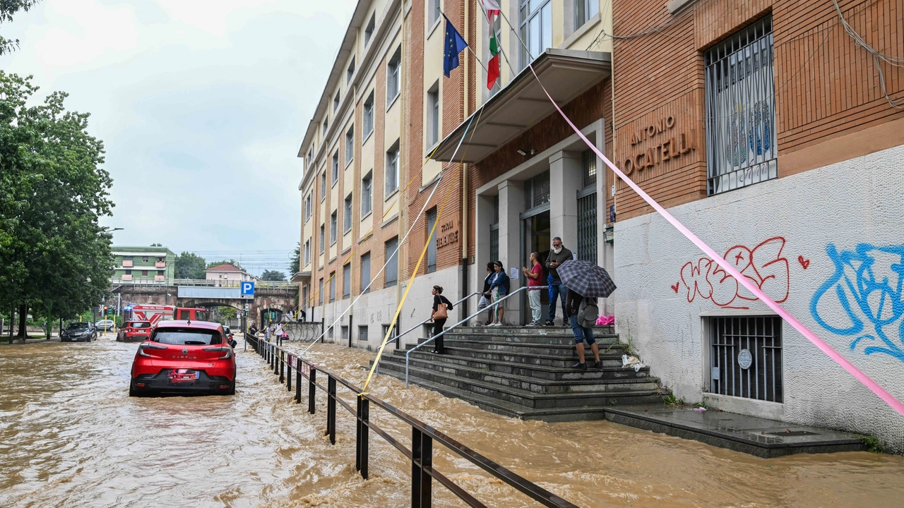 L’ingresso della scuola Locatelli in via Veglia, con marciapiede e strada allagati