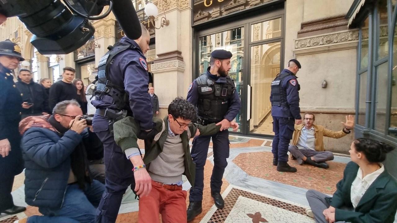 Un momento del sit-in fuori dal ristorante di Carlo Cracco in Galleria Vittorio Emanuele