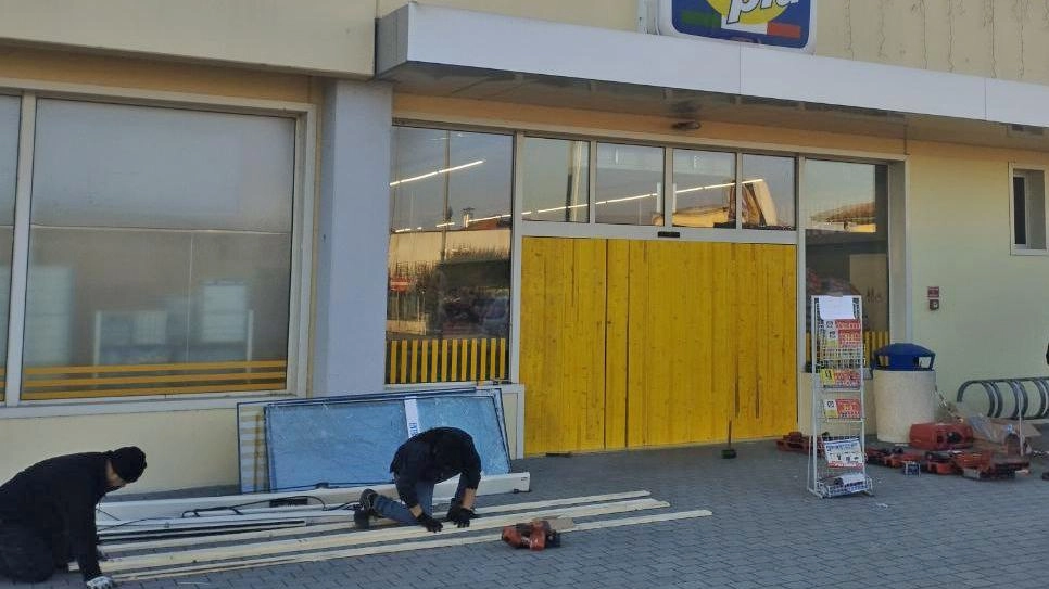 Tentato furto con spaccata al supermercato Dpiù di Cava Manara. Ladri fuggiti senza bottino, danni ingenti. Indagini in corso. Tentato furto con spaccata al supermercato Dpiù di Cava Manara. Ladri fuggiti senza bottino, danni ingenti. Indagini in corso.