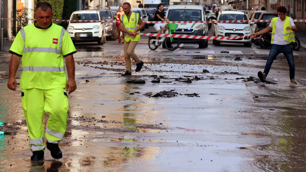 Gli operai di Mm al lavoro per riparare il guasto alla tubatura dell’acqua Gli operai di Mm al lavoro per riparare il guasto alla tubatura dell’acqua