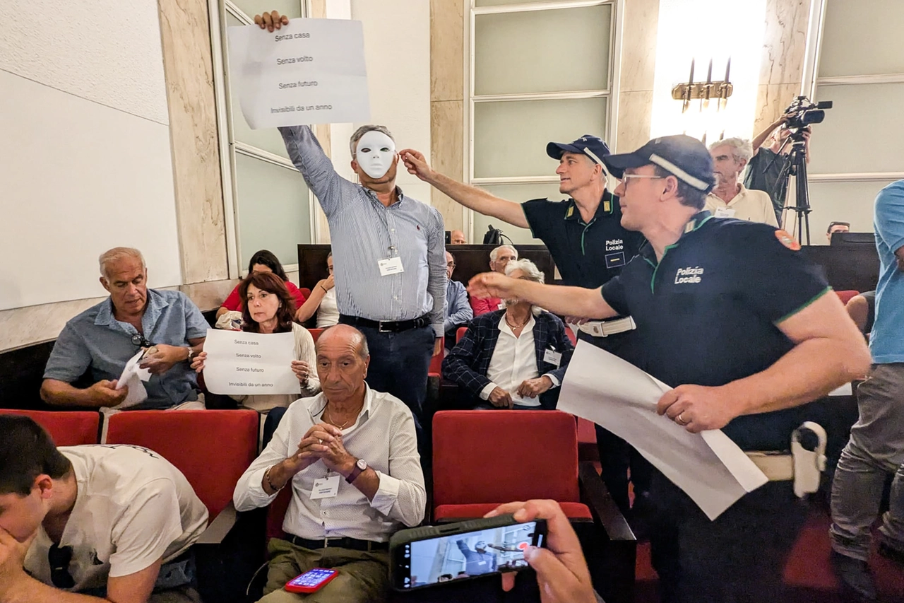 The protest in the City Council during Sala's speech