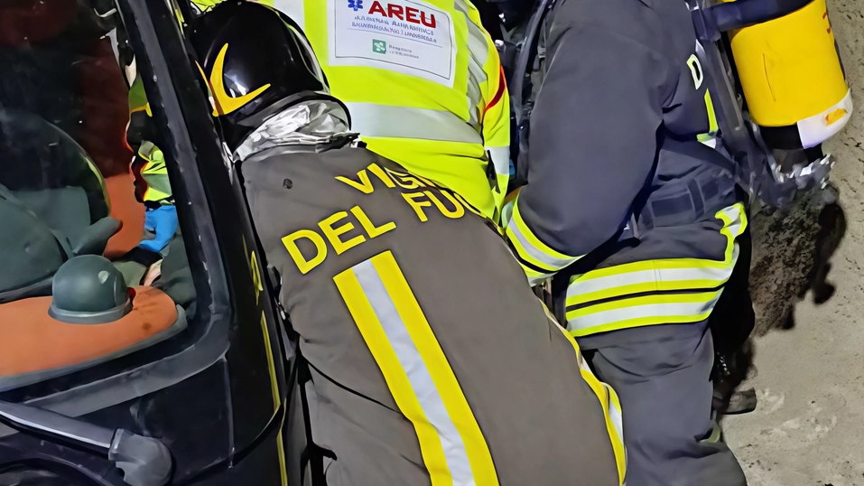 Vigili del fuoco e sanitari estraggono i finti feriti dal mezzo incidentato nel lungo collegamento che porta nella vicina Svizzera Vigili del fuoco e sanitari estraggono i finti feriti dal mezzo incidentato nel lungo collegamento che porta nella vicina Svizzera