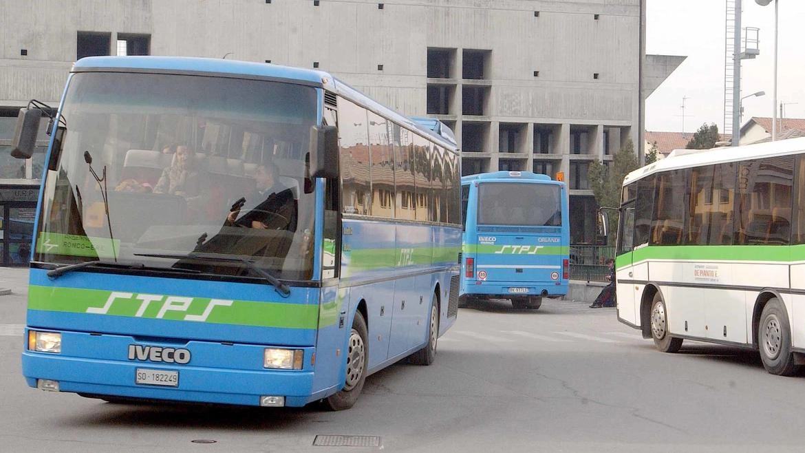 Alcuni bus alla stazione di Morbegno. Il focus è stato sulla necessità di analizzare le attuali esigenze del territorio e definire strategie per migliorare l’efficienza e la qualità del servizio pubblico in particolare nella bassa Valtellina Alcuni bus alla stazione di Morbegno. Il focus è stato sulla necessità di analizzare le attuali esigenze del territorio e definire strategie per migliorare l’efficienza e la qualità del servizio pubblico in particolare nella bassa Valtellina