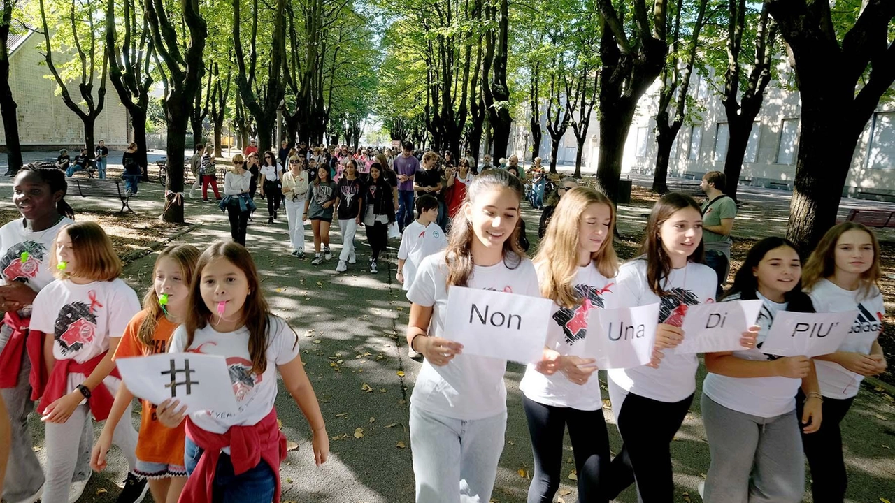 Il questore di Monza ringrazia i carabinieri per il loro impegno contro la violenza sulle donne a Vimercate. La marcia "Non una di più" ha visto la partecipazione di autorità e cittadini per dire basta alla barbarie e promuovere l'educazione alle relazioni. Il questore di Monza ringrazia i carabinieri per il loro impegno contro la violenza sulle donne a Vimercate. La marcia "Non una di più" ha visto la partecipazione di autorità e cittadini per dire basta alla barbarie e promuovere l'educazione alle relazioni.