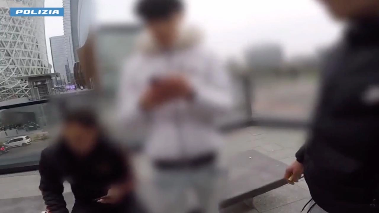 I componenti di una baby gang in azione: a destra, uno dei giovani impugna un'ascia