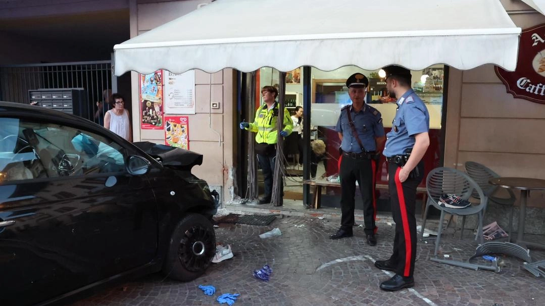 La vettura lanciata dall’uomo a velocità sostenuta contro i clienti del bar (Sacchiero) La vettura lanciata dall’uomo a velocità sostenuta contro i clienti del bar (Sacchiero)