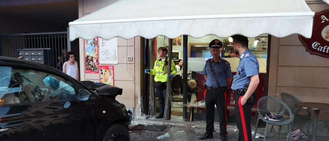 Con l’auto contro il bar per vendetta, arrestato