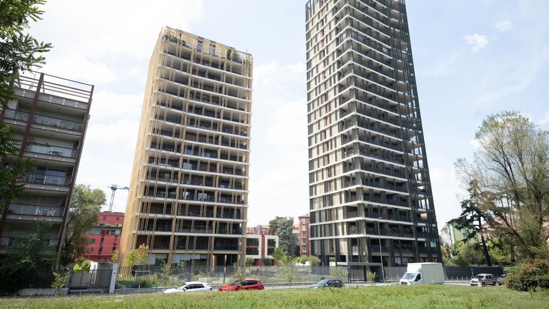 Park Towers, l’angoscia dei residenti: “Il danno e pure lo stigma, ci chiamano abusivi” Park Towers, l’angoscia dei residenti: “Il danno e pure lo stigma, ci chiamano abusivi”