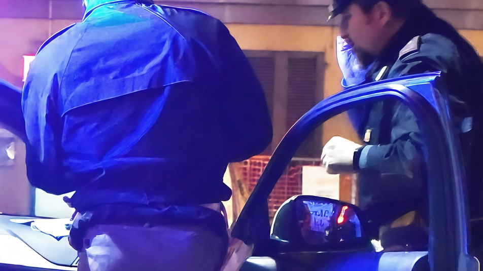 La Volante è stata speronata durante un inseguimento. II malvivente ha poi cercato di scappare a piedi La Volante è stata speronata durante un inseguimento. II malvivente ha poi cercato di scappare a piedi
