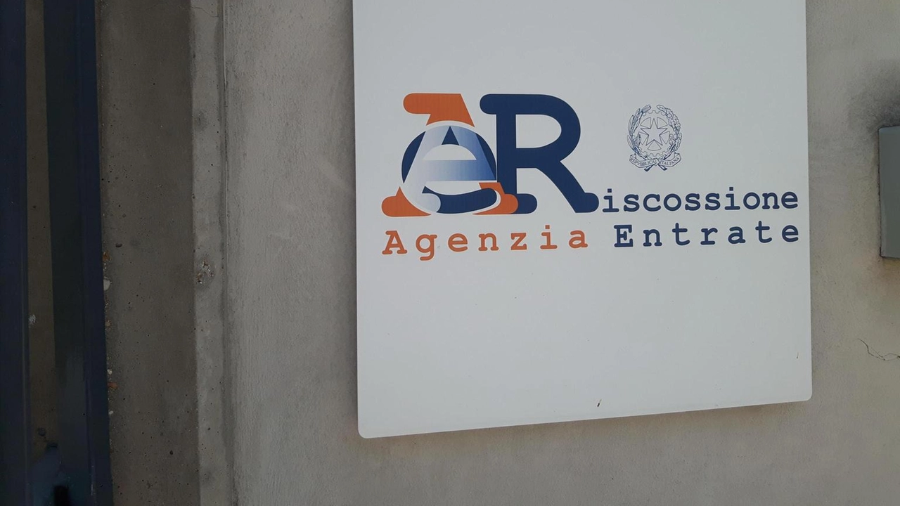 Entro il 16 gennaio, imprese e autonomi devono versare 42,3 miliardi di tasse, secondo la Cgia di Mestre. Entro il 16 gennaio, imprese e autonomi devono versare 42,3 miliardi di tasse, secondo la Cgia di Mestre.