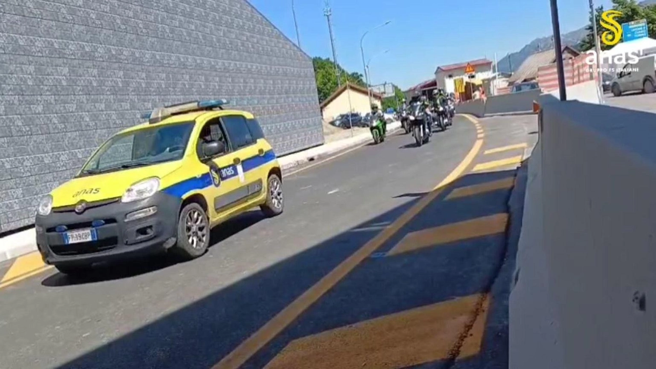 Alle 12 la riapertura da Limone, mezz'ora di attesa al semaforo Alle 12 la riapertura da Limone, mezz'ora di attesa al semaforo
