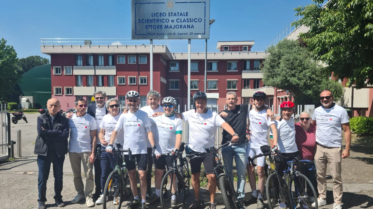 Quarant’anni fa il tragico incendio, da Desio all’isola d’Elba in bici: “Ricordiamo i nostri amici morti dopo la maturità”