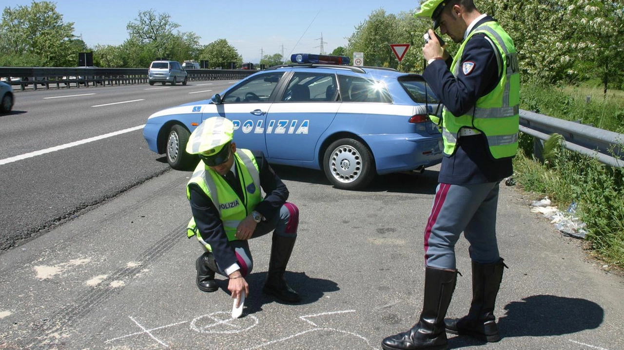 I rilievi della polizia stradale nel tratto di autostrada teatro dell’incidente I rilievi della polizia stradale nel tratto di autostrada teatro dell’incidente