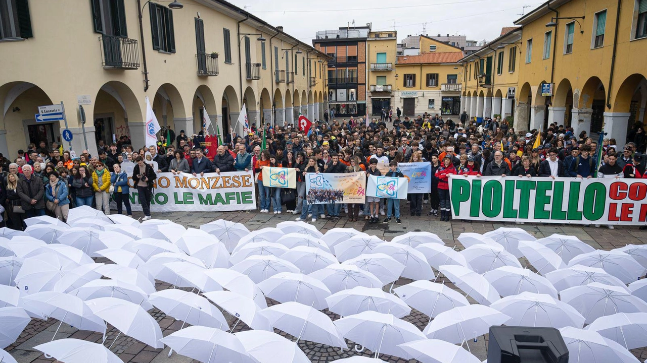 Il ritrovo degli studenti dell’hinterland milanese nella piazza di Melzo durante della tradizionale Camminata Antimafia organizzata da Libera Il ritrovo degli studenti dell’hinterland milanese nella piazza di Melzo durante della tradizionale Camminata Antimafia organizzata da Libera