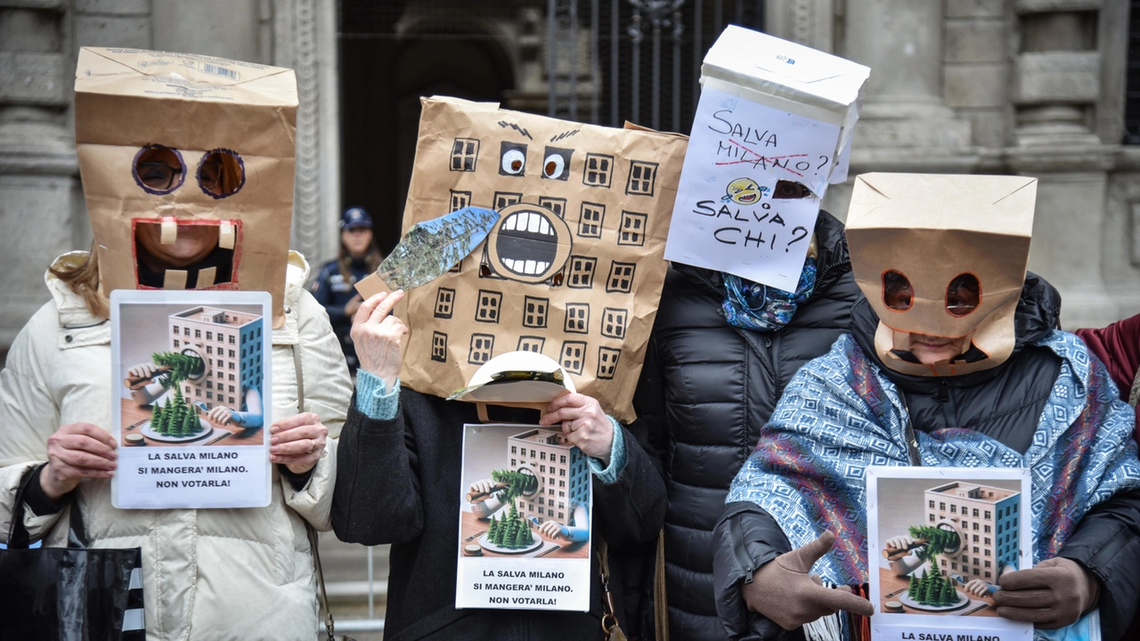 La protesta in piazza Scala di chi contesta il “Salva Milano“ Ieri approvato l’ordine del giorno a sostegno del decreto La protesta in piazza Scala di chi contesta il “Salva Milano“ Ieri approvato l’ordine del giorno a sostegno del decreto