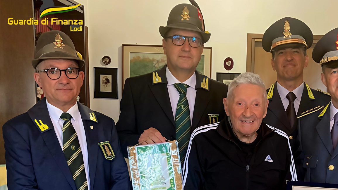 Ieri il nuovo comandante provinciale della Guardia di Finanza di Lodi, colonnello Piergiorgio Samaja, insieme ad una rappresentanza di finanzieri... Ieri il nuovo comandante provinciale della Guardia di Finanza di Lodi, colonnello Piergiorgio Samaja, insieme ad una rappresentanza di finanzieri...