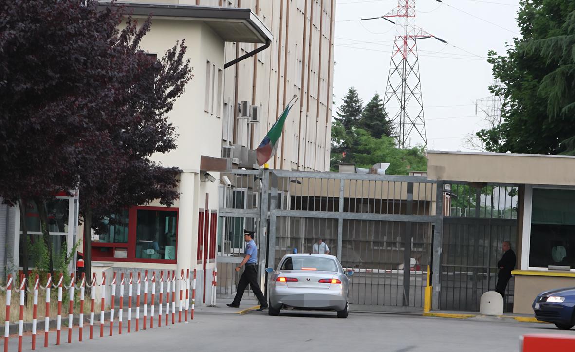 Una giornata di ordinaria follia. Due aggressioni, telefoni proibiti e un detenuto che sale sul tetto
