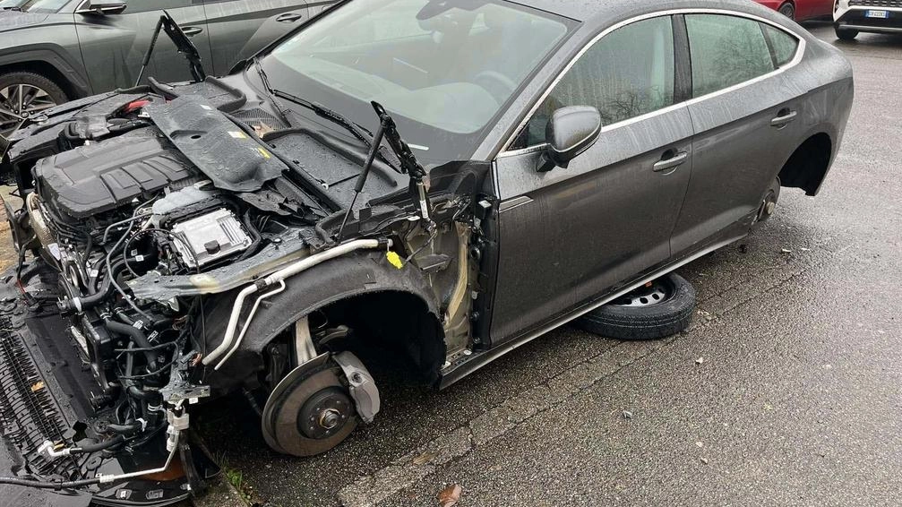 Ancora cannibali delle auto in azione. Questa volta hanno colpito in via Quasimodo sventrando un’Audi A5 (nella foto). I ladri... Ancora cannibali delle auto in azione. Questa volta hanno colpito in via Quasimodo sventrando un’Audi A5 (nella foto). I ladri...