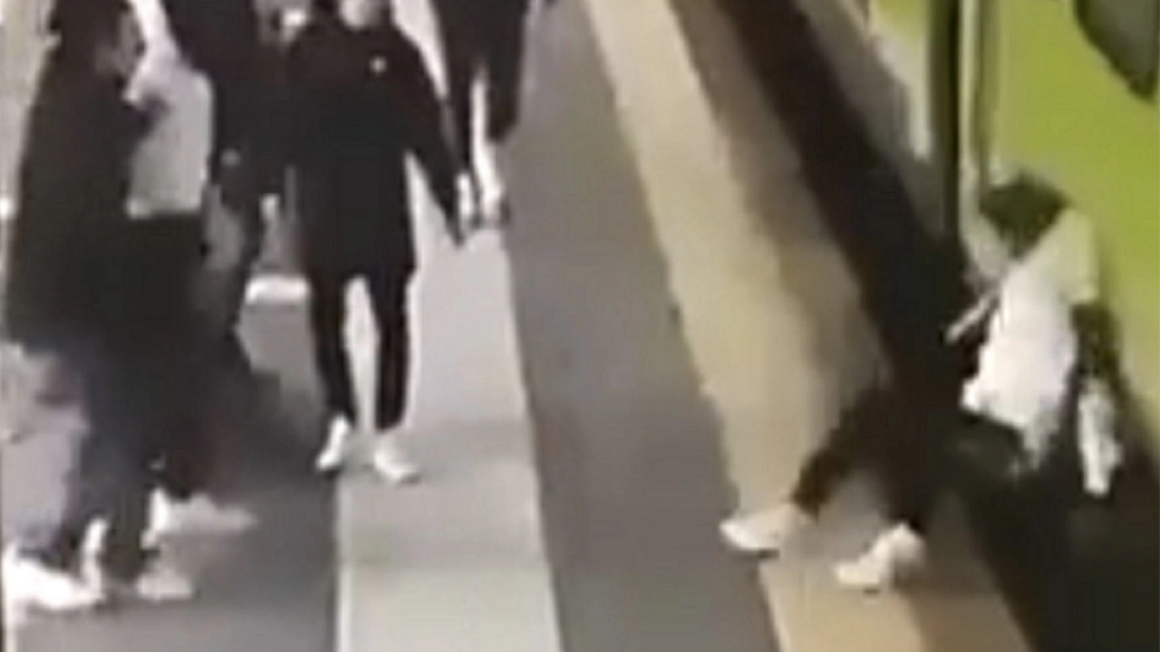 L'aggressione choc in stazione a Seregno