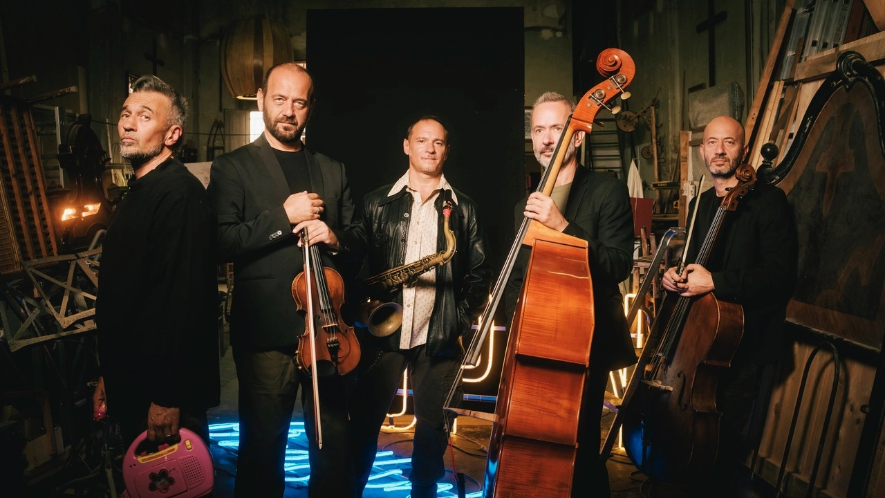 John De Leo e i Quintorigo si sono ritrovati in tour per l’anniversario dell’album “Rospo”. All’orizzonte altri concerti e incisioni John De Leo e i Quintorigo si sono ritrovati in tour per l’anniversario dell’album “Rospo”. All’orizzonte altri concerti e incisioni