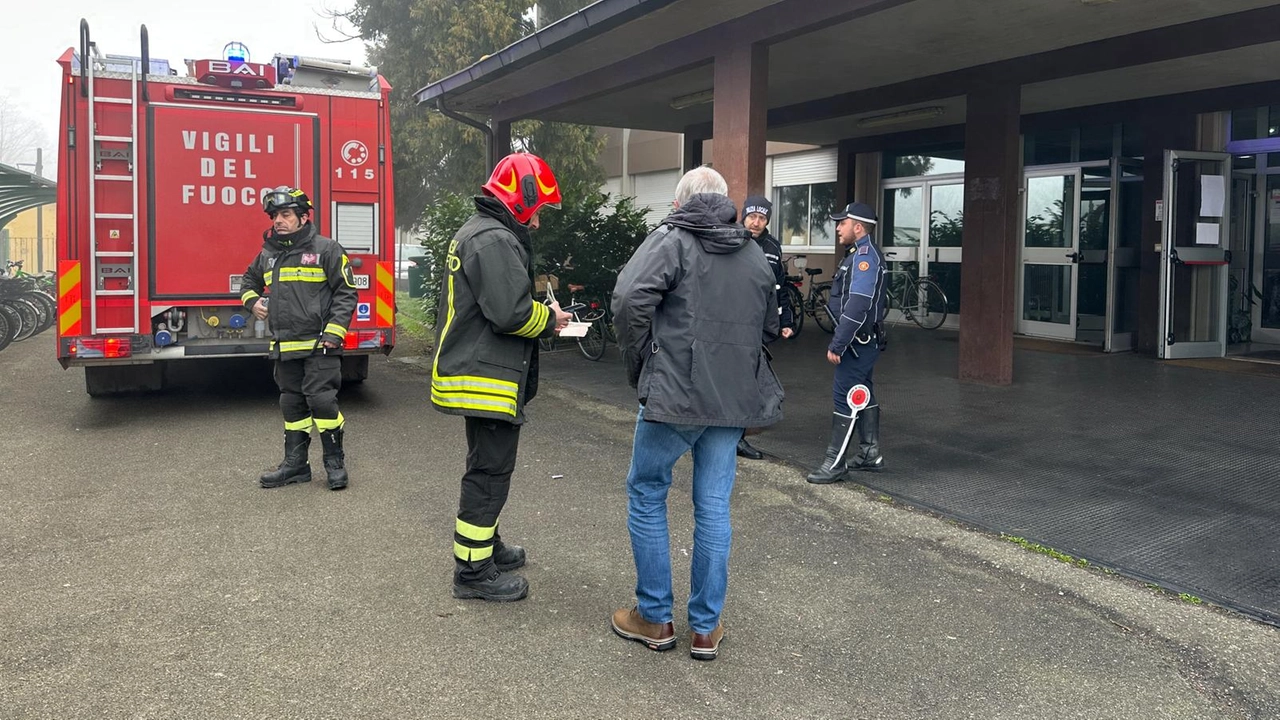 Vigili del fuoco e polizia locale alla scuola media Griffiini di Casalpusterlengo per un principio di incendio Vigili del fuoco e polizia locale alla scuola media Griffiini di Casalpusterlengo per un principio di incendio