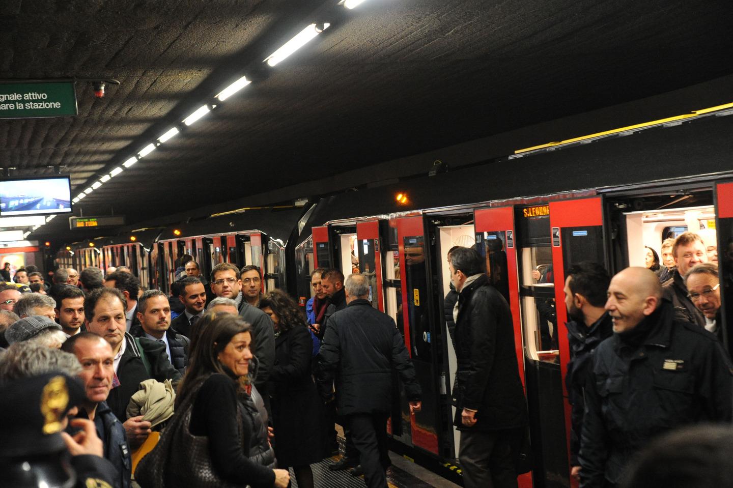 Spray al peperoncino su un vagone del metrò della linea 1 a Cairoli, due donne e un bambino di 3 anni intossicati. Evacuati i passeggeri