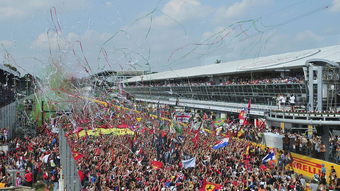 Le navette in servizio per collegare le aree di parcheggio e la stazione ferroviaria di Monza all’Autodromo Le navette in servizio per collegare le aree di parcheggio e la stazione ferroviaria di Monza all’Autodromo