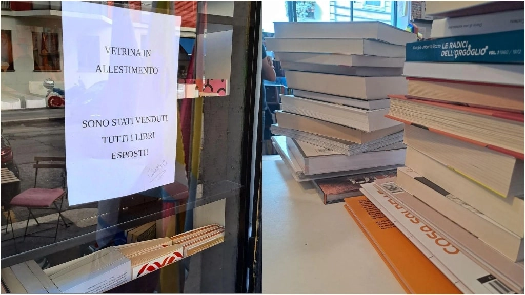 A sinistra la vetrina in allestimento, a destra i volumi comprati A sinistra la vetrina in allestimento, a destra i volumi comprati