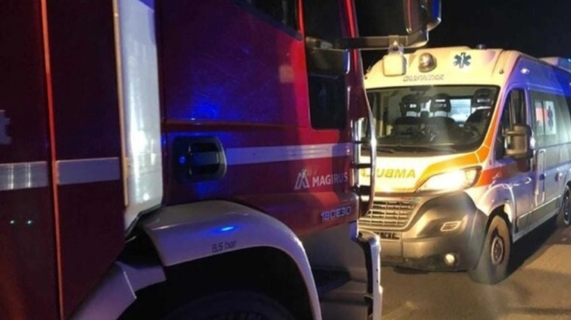 Vigili del fuoco e ambulanza (immagine di repertorio Ansa) Vigili del fuoco e ambulanza (immagine di repertorio Ansa)