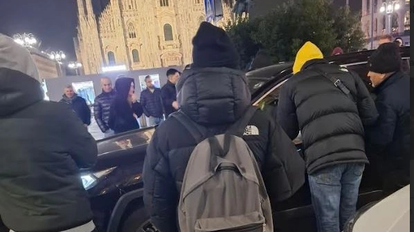Un’auto ncc fermata sabato notte dai tassisti in presidio in piazza Duomo Un’auto ncc fermata sabato notte dai tassisti in presidio in piazza Duomo