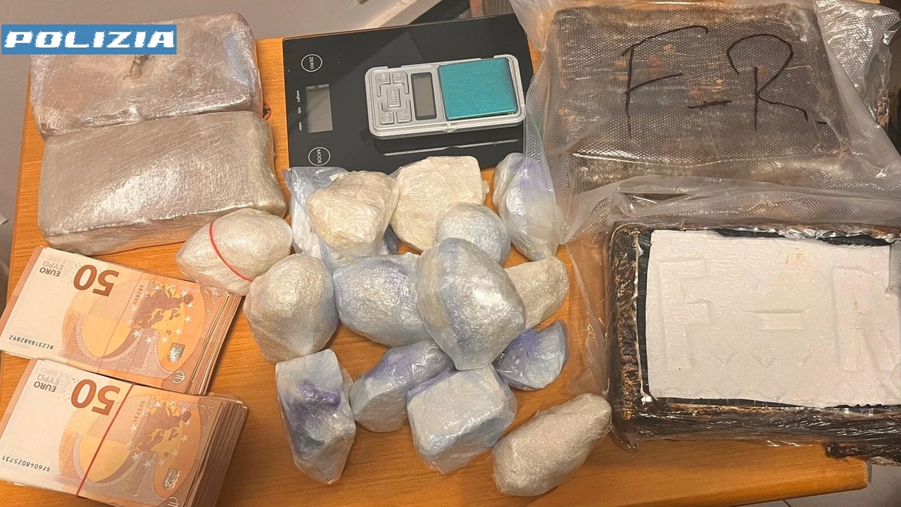 Droga e contanti sequestrati Droga e contanti sequestrati