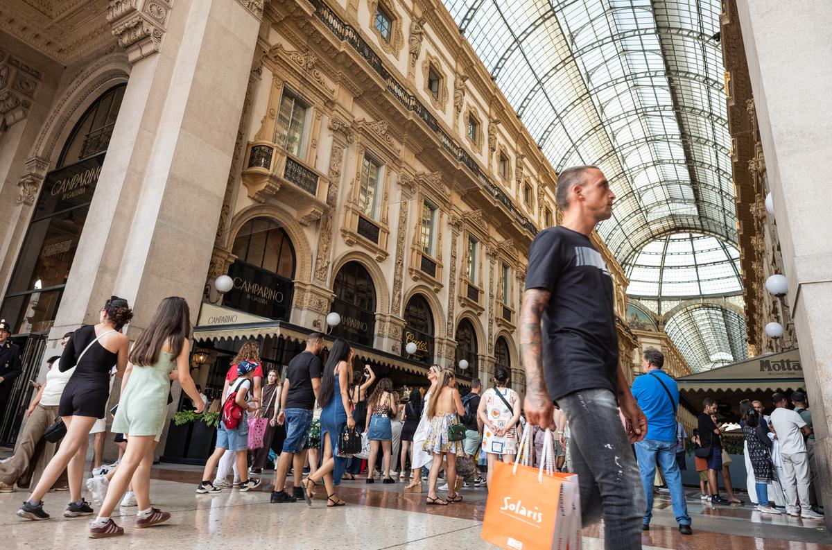 Acqua del rubinetto e due pizze in quattro: il lato amaro del turismo low cost nel salotto buono di Milano Acqua del rubinetto e due pizze in quattro: il lato amaro del turismo low cost nel salotto buono di Milano