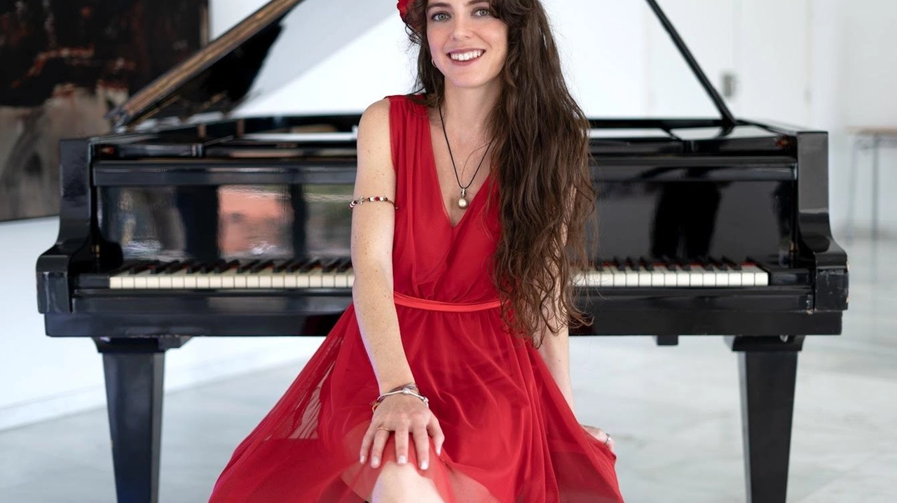 La pianista Fiamma Velo. Nel brano “I dolci della Befana“ si alternano. sonorità di soli strumenti giocattolo come toy piano, melodica, xilofono e kalimba La pianista Fiamma Velo. Nel brano “I dolci della Befana“ si alternano. sonorità di soli strumenti giocattolo come toy piano, melodica, xilofono e kalimba