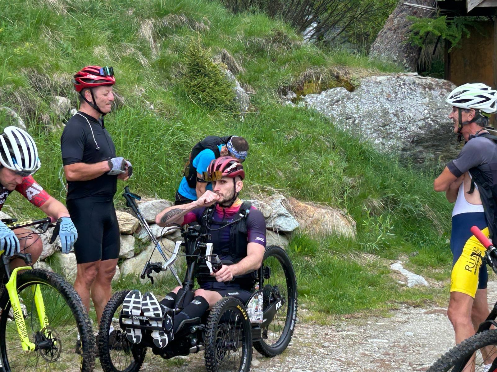 Da Sondrio all’Alpe Mara in handbike per festeggiare i 33 anni: la rinascita di Andrea Foppoli
