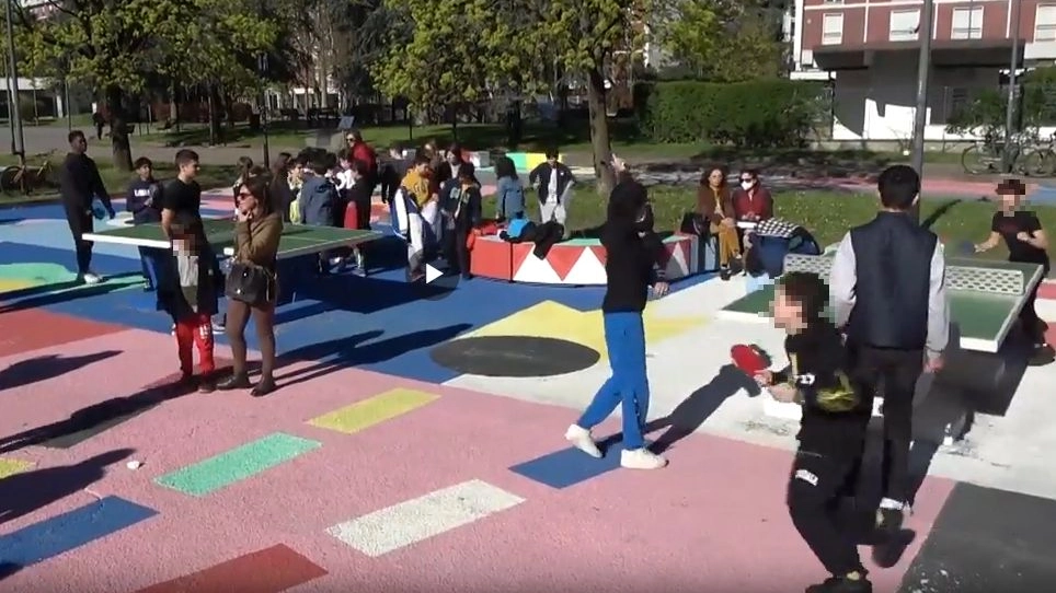 Milano, inaugurata la nuova strada scolastica in via Enrico De Nicola, nel quartiere Barona (Frame video Mianews)