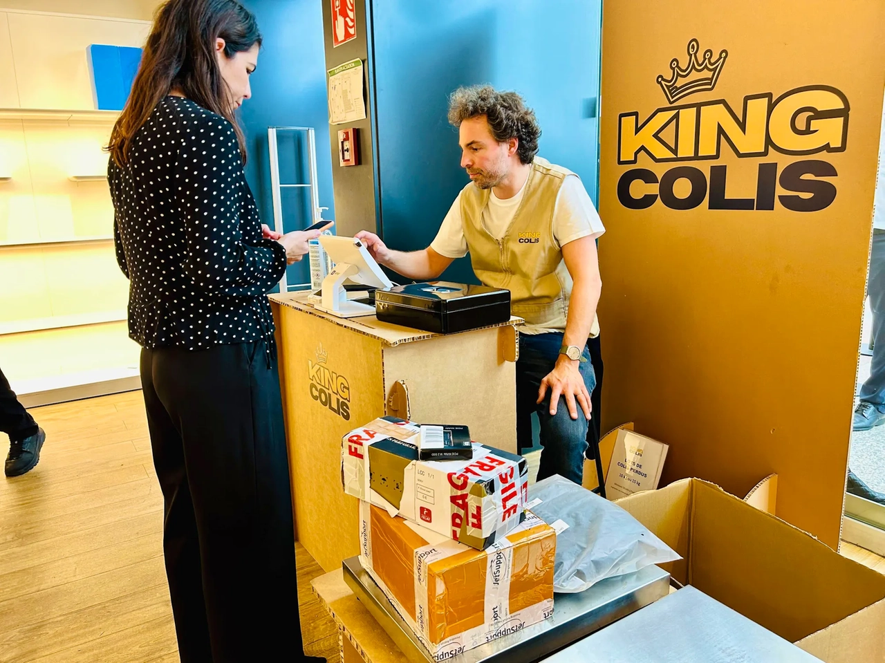 La cassa di un evento King Colis: due le tipologie di pacchi, venduti a peso. Sono la standard (1,99 euro ogni 100 grammi) e la premium (2,79 euro ogni 100 grammi)