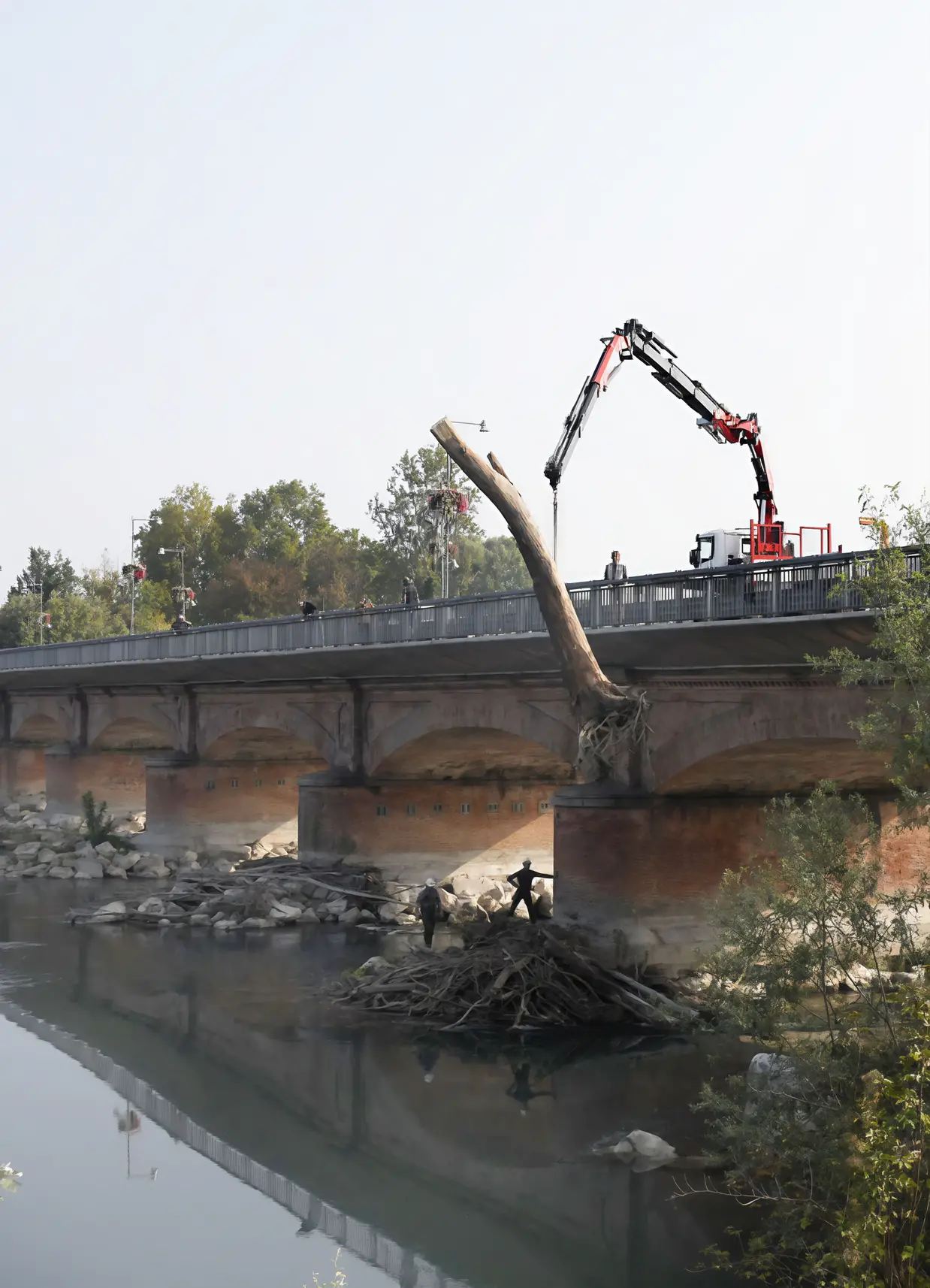 Cantiere al ponte e disagi. Lavori per la nuova campata: "Così resterebbe aperto"